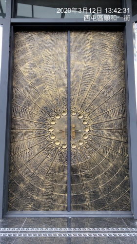 台中-鑄鋁門-大廳大門-孔雀開屏