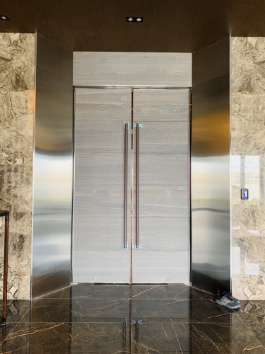 中洲建設(屏東)-不鏽鋼門窗工程黑鍍鈦大門(柚木板)